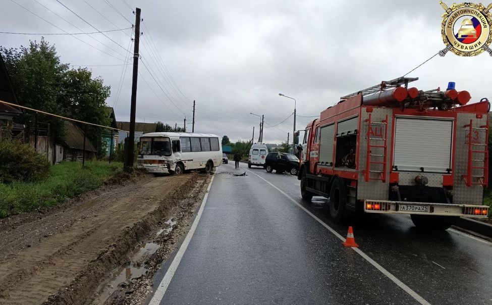 Пьяный водитель "Нивы" врезался в рейсовый автобус в Ядринском округе. Пострадал 1 человек