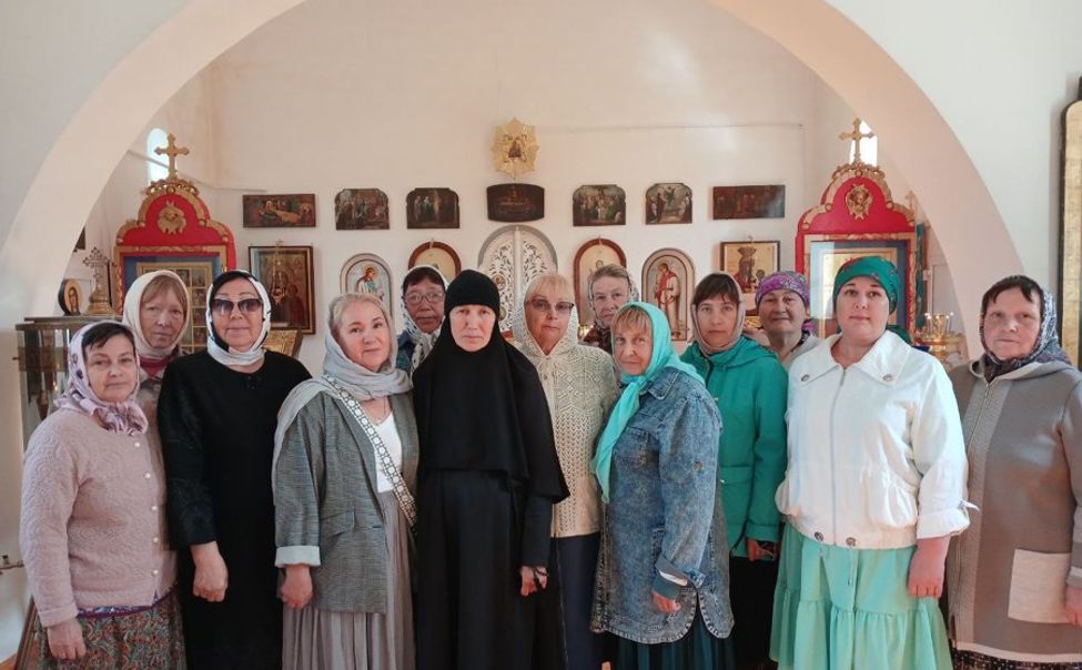 В Чувашии в рамках нацпроекта старшее поколение знакомят со святынями родного края