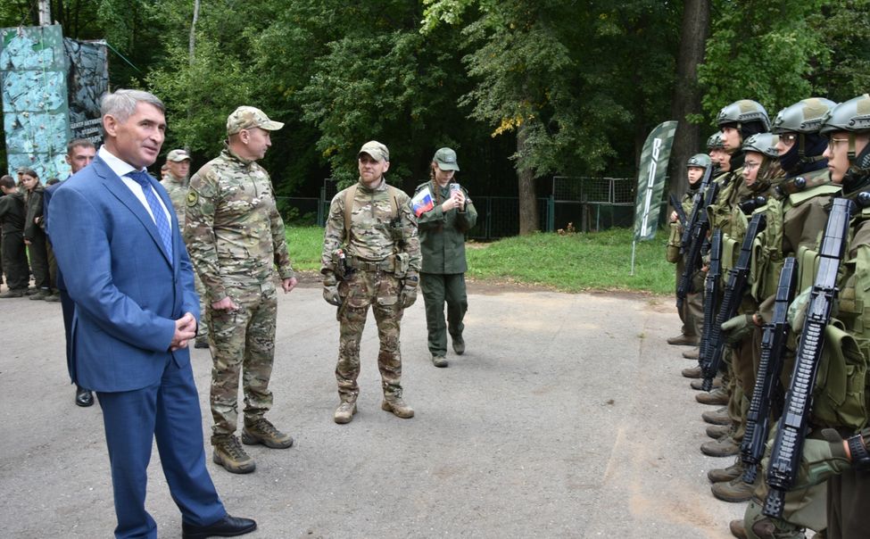 Глава Чувашии посетил смену «Время юных героев» в День флага России