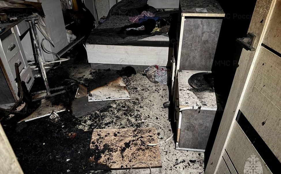 В Канаше спасатели вытащили женщину из горящей квартиры