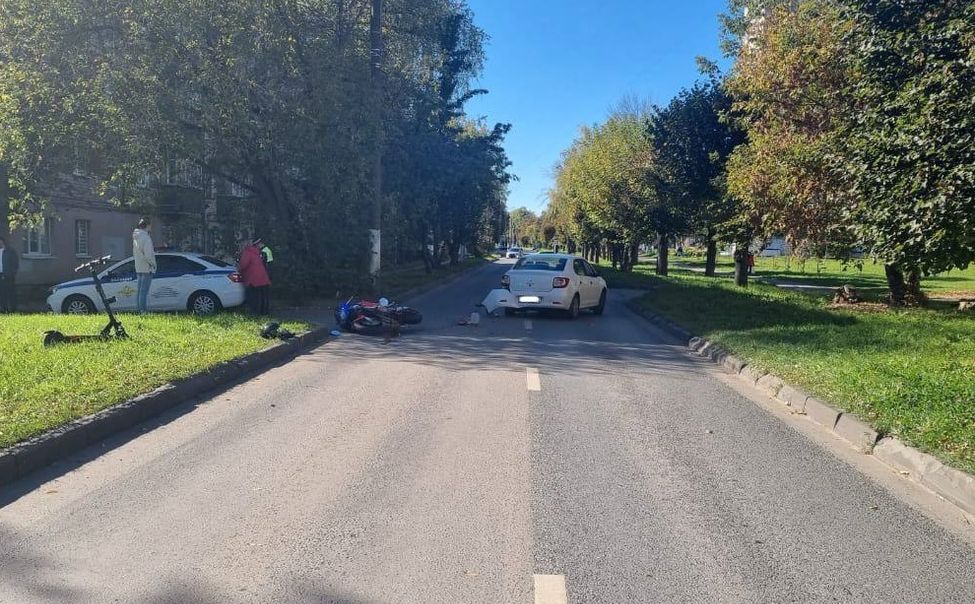 В Чебоксарах мотоциклист без прав попал в больницу после столкновения с автомобилем