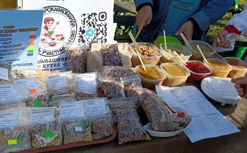 На янтиковской ярмарке волонтеры представили выставку «Домашняя кухня для СВО»