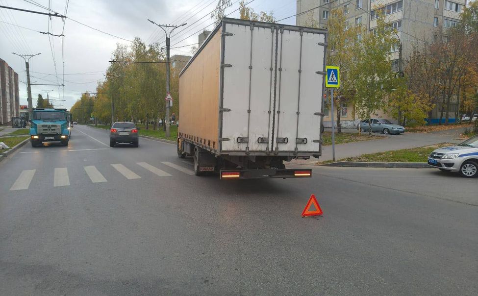 В Чебоксарах "Камаз", проигнорировав "зелёный", сбил девочку на "зебре"