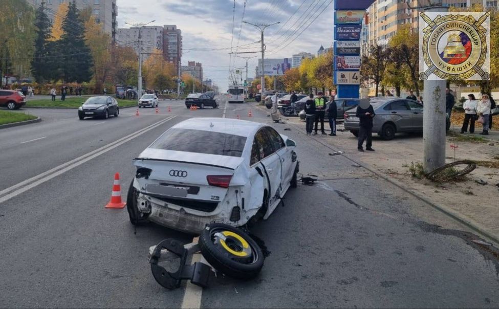 Автотаран в Чебоксарах: в  ДТП с участием 6-ти машин есть пострадавший