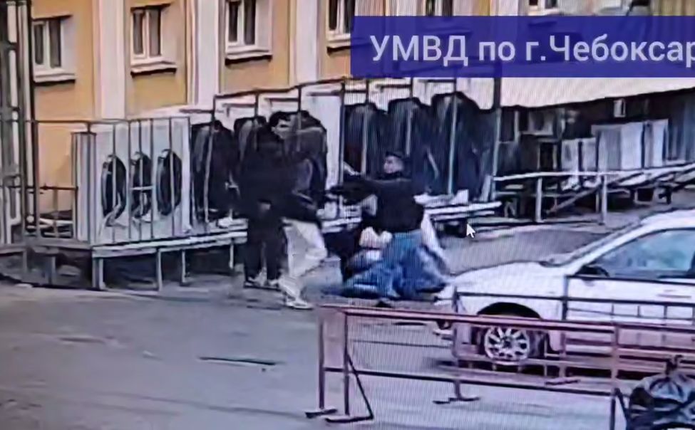 В центре Чебоксар в полицейский объектив попал суровый мужской разговор 