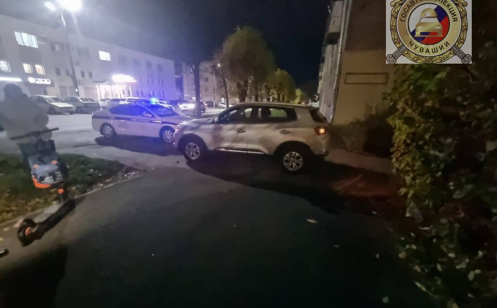 В Чебоксарах иномарка столкнулась с электросамокатом: двое детей травмированы