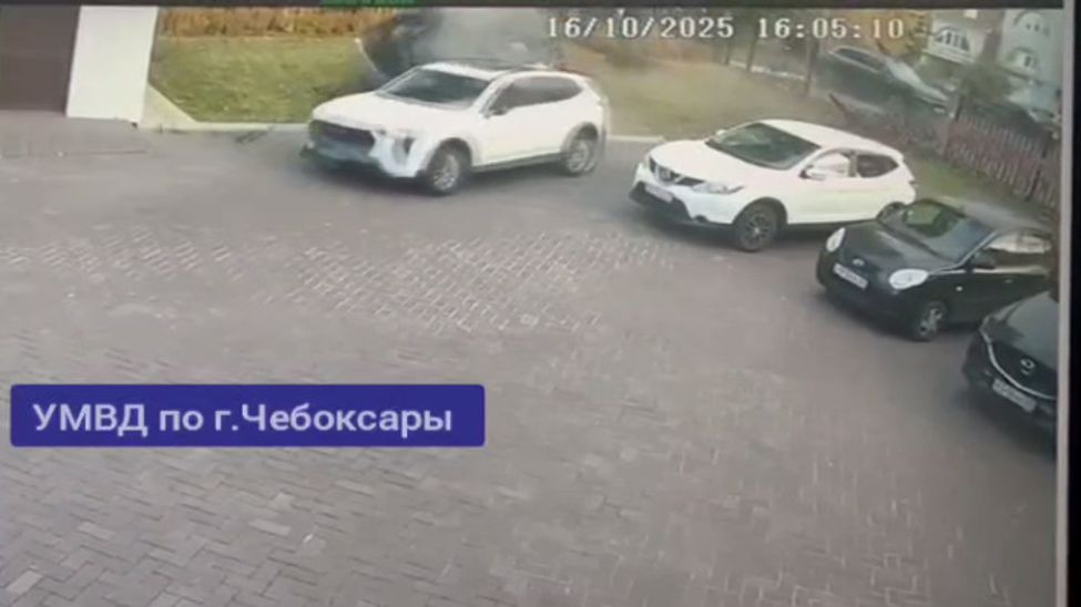 В Чебоксарах нетрезвая "Тойота" сделала сальто, боднув припаркованный "Хавал"
