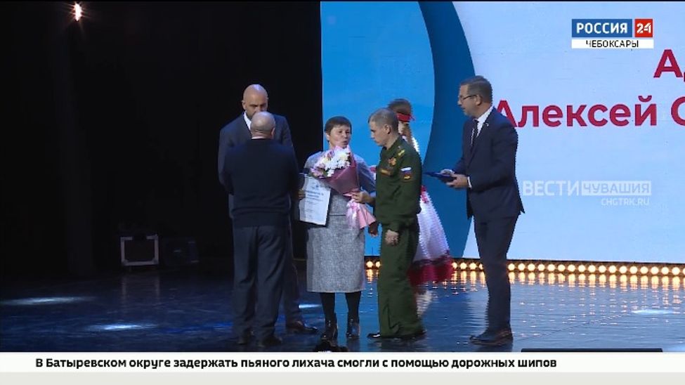 В Чувашии вручили медали общественного признания «Отец солдата»