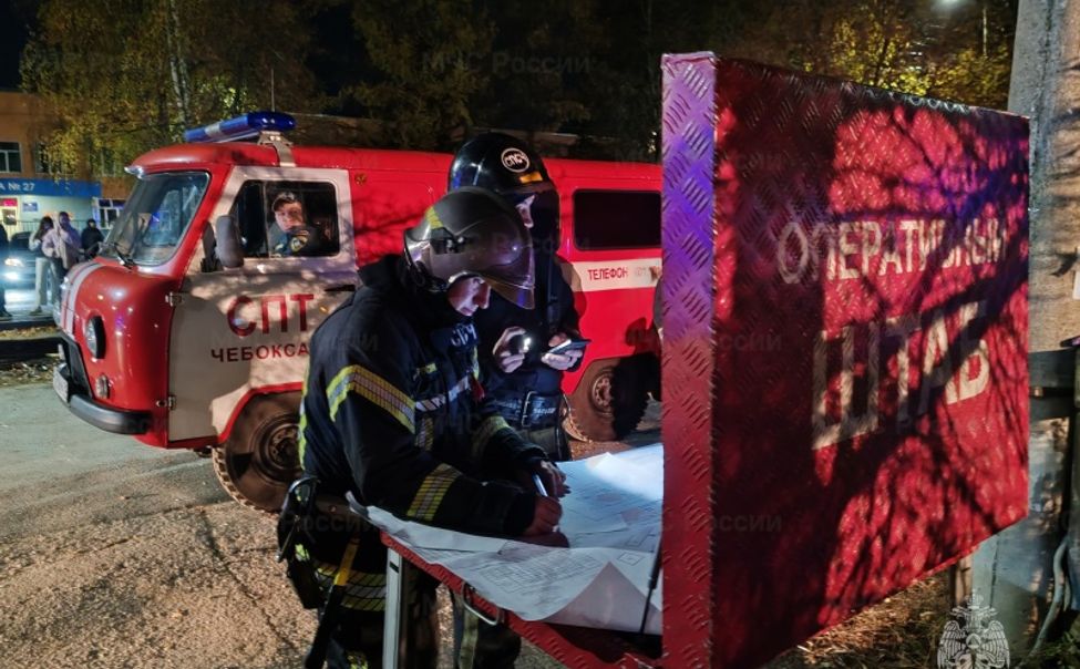 В Чебоксарах провели ночные учения с привлечением десятков спасателей и 5 единиц спецтехники