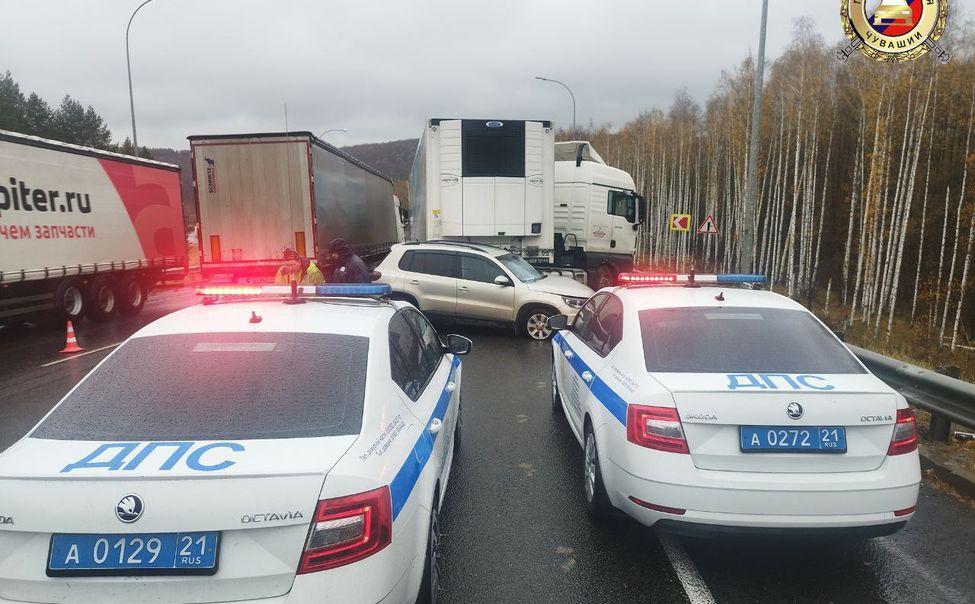 В Козловском округе тяжеловоз бортанул легковушку на встречке