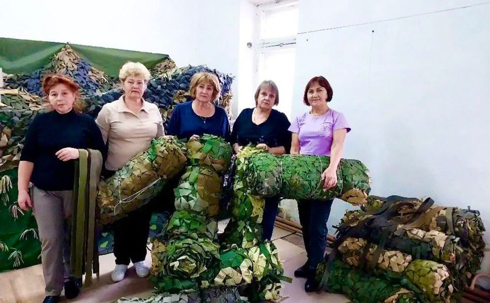 Порецкие "серебряные волонтёры" плетут масксети для бойцов СВО