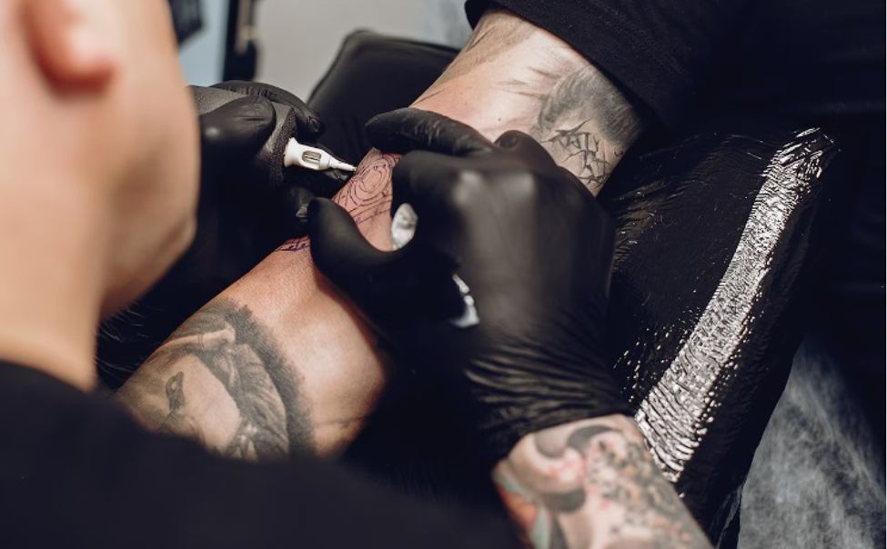 Молодой чебоксарец заразился гепатитом С в непроверенном тату-салоне