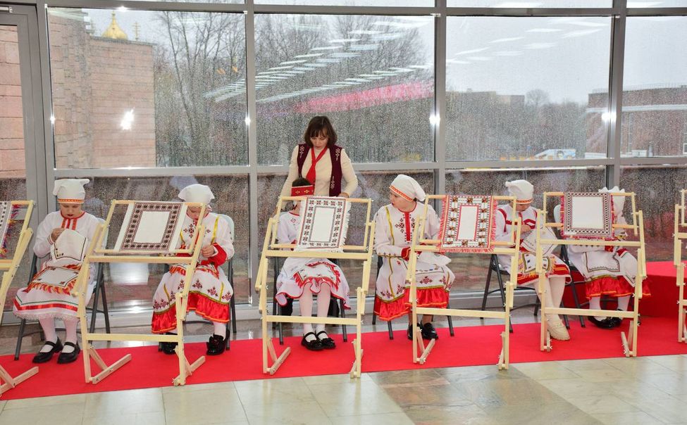 В Чувашии в рамках арт-проекта "Знаки рода" представили рекрутские платки