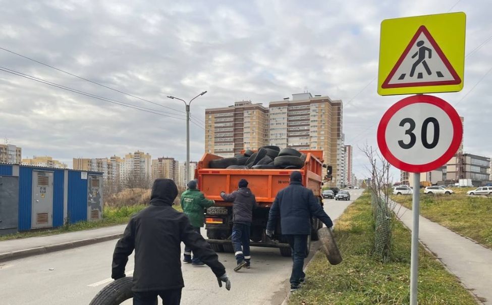 Массовым вывозом шин завершают в Чебоксарах экологический месячник 