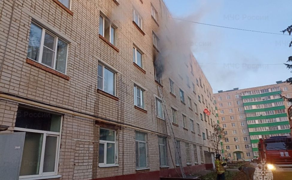 Сегодня утром пожарные спасли четверых жильцов новочебоксарского общежития