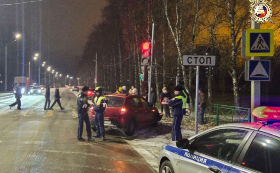 В Новочебоксарске автоледи влетела в столб, травмирован маленький пассажир