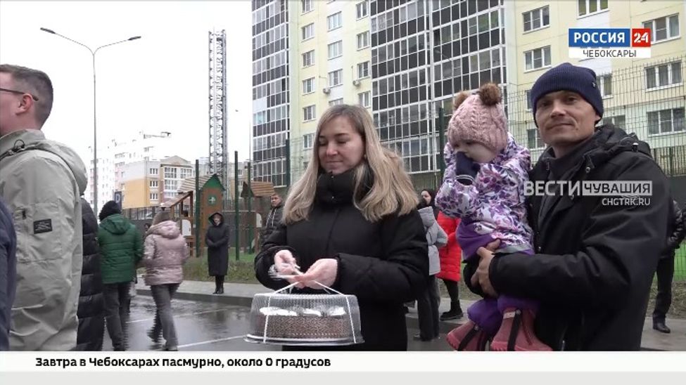 В Чебоксарах детям-сиротами вручили ключи от квартир