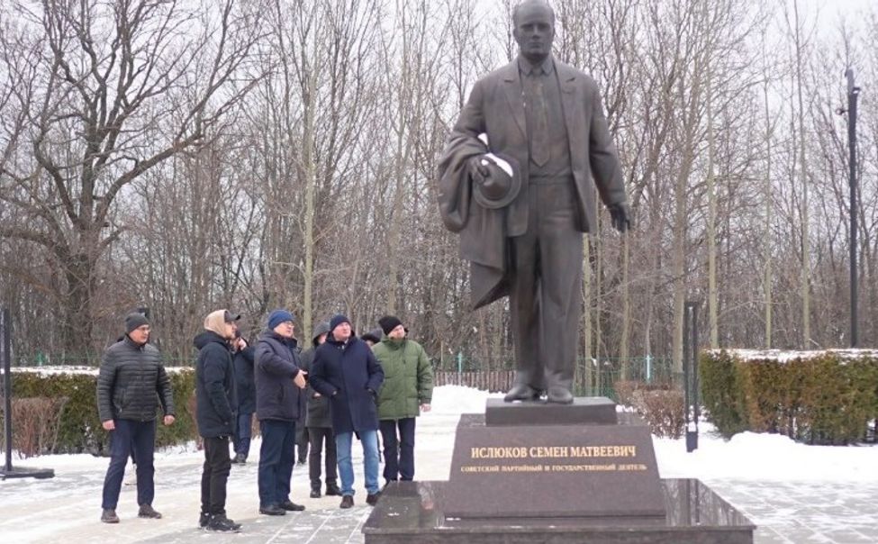 В Чебоксарах сквер Ислюкова обретает новый облик В Чебоксарах сквер Ислюкова обретает новый облик