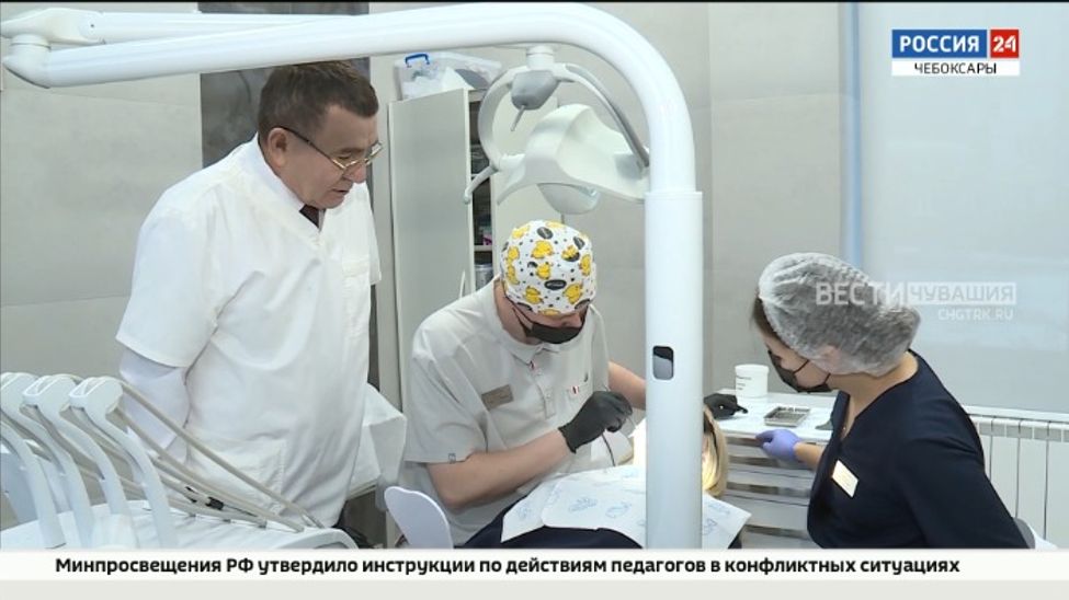Студенты-стоматологи ЧГУ им. И. Н. Ульянова учатся ремеслу под руководством опытных профессионалов