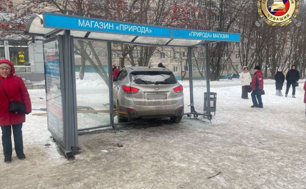 В Чебоксарах кроссовер въехал в остановочный павильон В Чебоксарах кроссовер въехал в остановочный павильон