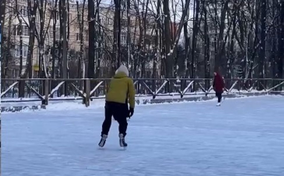 В парке имени Николаева заработал ледовый каток