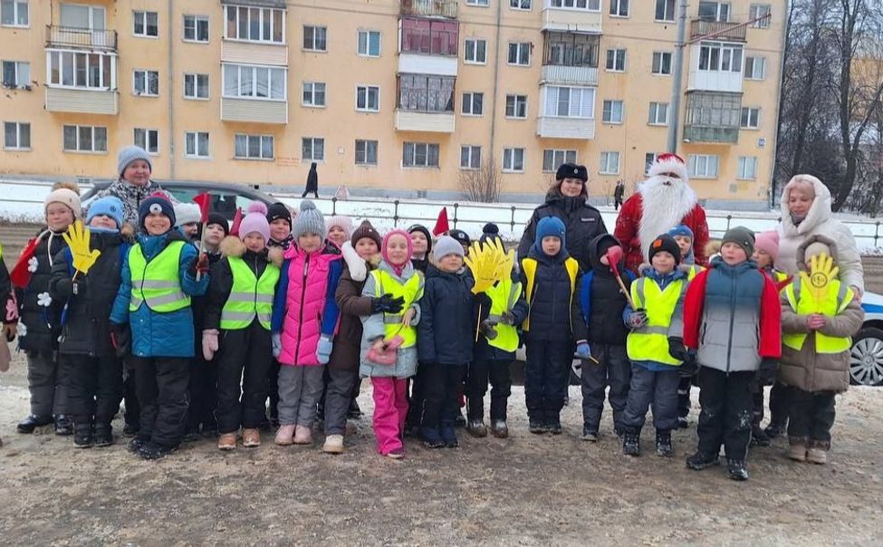 Сотрудники Госавтоинспекции Чебоксар присоединились к акции «Полицейский Дед Мороз» Сотрудники Госавтоинспекции Чебоксар присоединились к акции «Полицейский Дед Мороз»