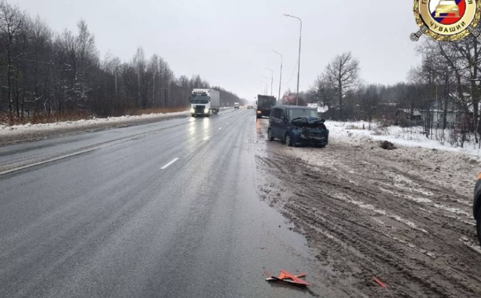  В Чебоксарах иномарка столкнулась с фурой, а затем врезалась в столб