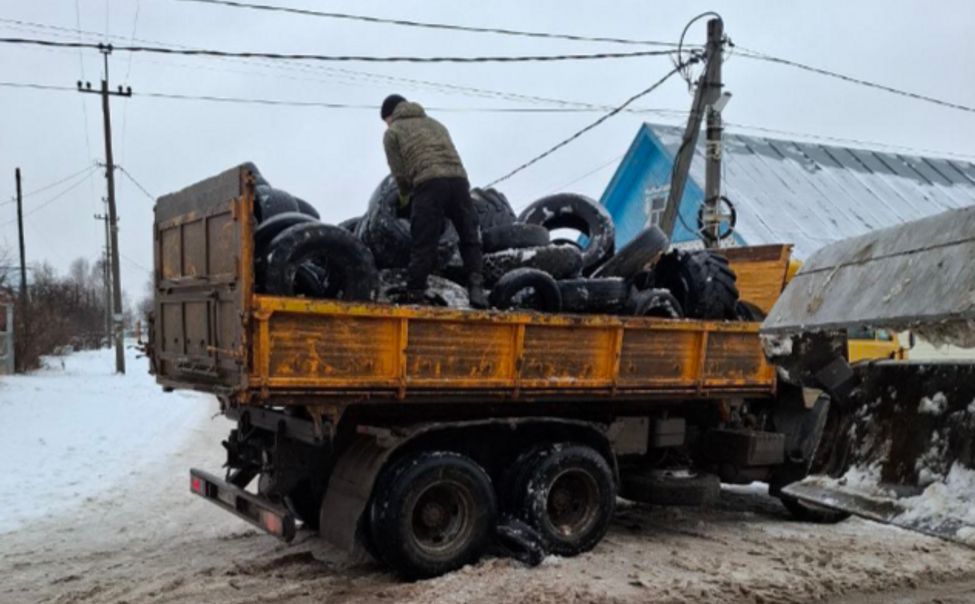 В Чебоксарах продолжают вывозить шины с частного сектора