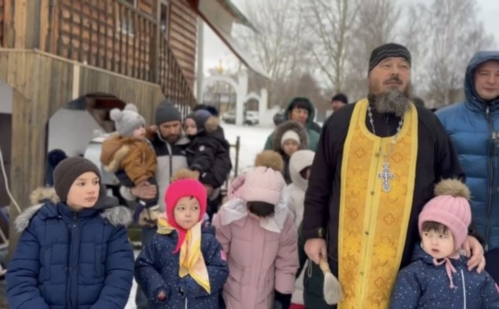 В Чебоксарах при храме Воскресения Христова открыли детскую площадку