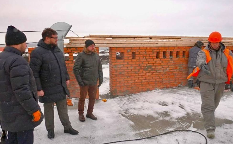 В Чебоксарах восстанавливают кровлю дома, пострадавшего при атаке БПЛА