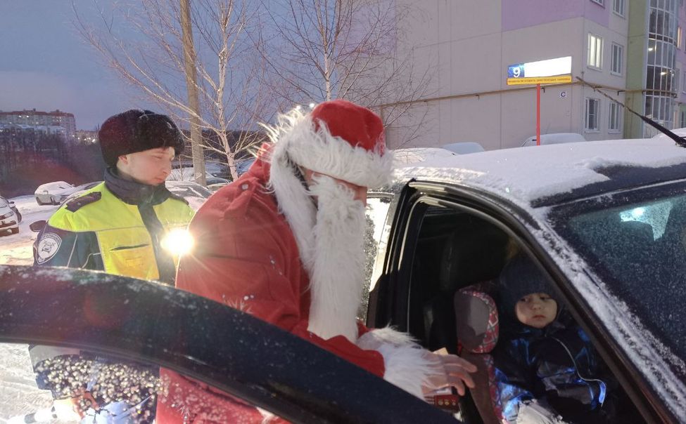В Чувашии Деды Морозы из ГАИ проводят акцию «Внимание — каникулы!»