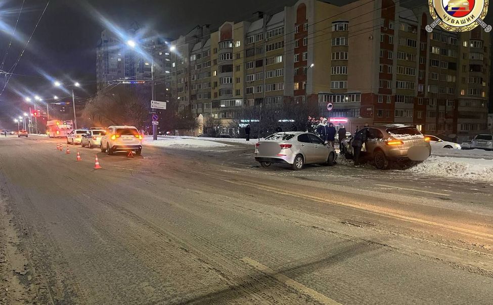 В Чебоксарах столкнулись 3 автомобиля