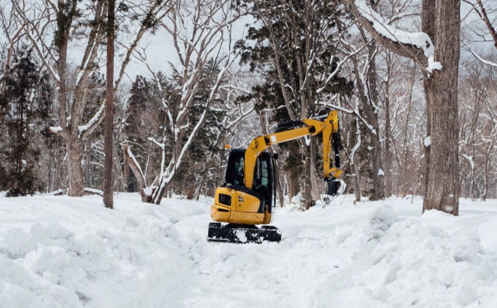 В Чебоксарах продолжаются работы по очистке снега
