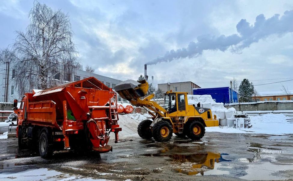Дорожники вывели на уборку снега 60 единиц спецтехники, чтобы Чебоксары комфортно встретили Новый год