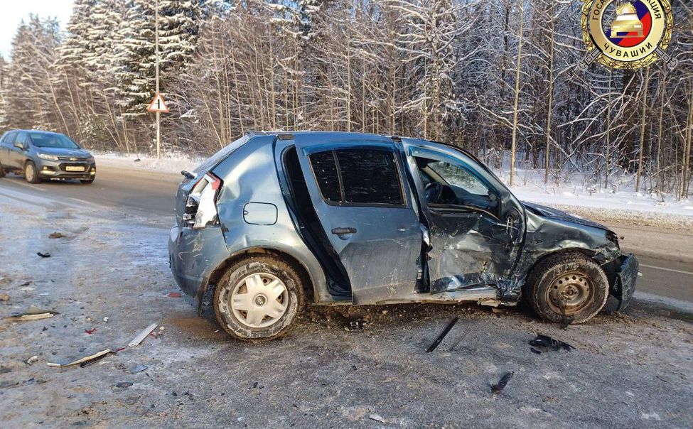 В Чебоксарском округе в ДТП пострадали 6 человек В Чебоксарском округе в ДТП пострадали 6 человек