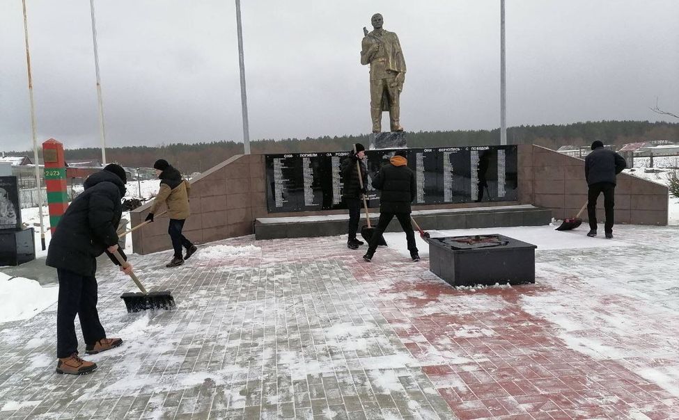 Школьники Чувашии чистят снег возле памятников Школьники Чувашии чистят снег возле памятников