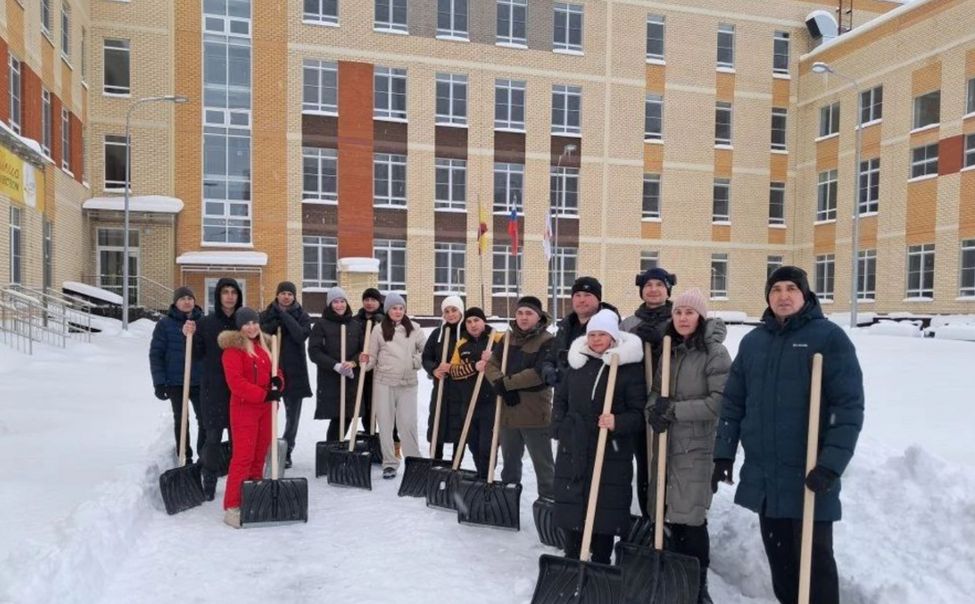 Педагоги, ученики и родители объединились для уборки школьных дворов в Чебоксарах