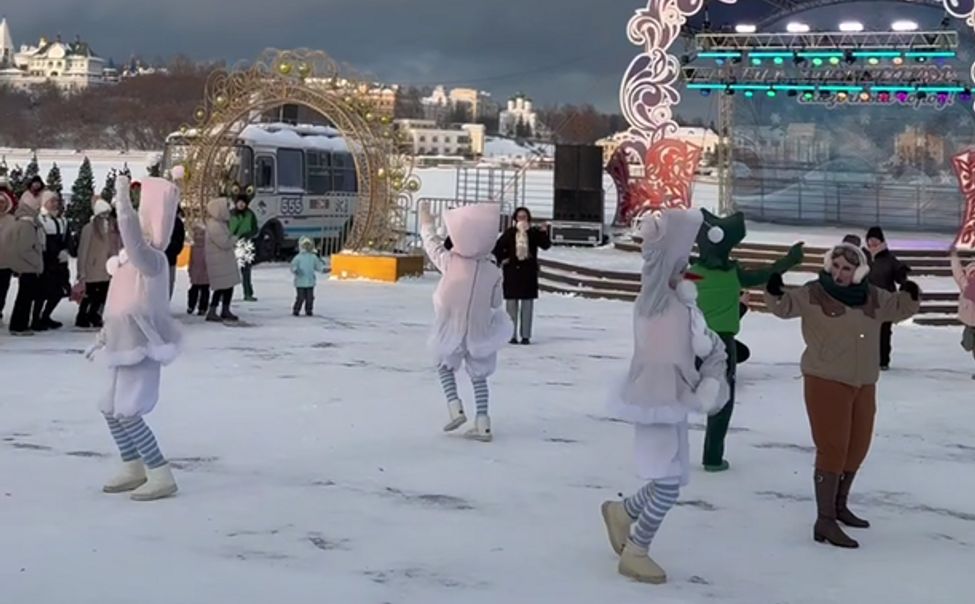 На Красной площади Чебоксар ежедневно устраивают "Сказочный город" На Красной площади Чебоксар ежедневно устраивают "Сказочный город"