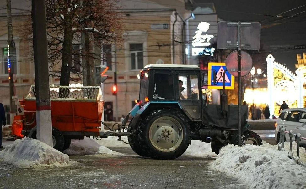 В Чебоксарах тротуары начали посыпать пескосоляной смесью