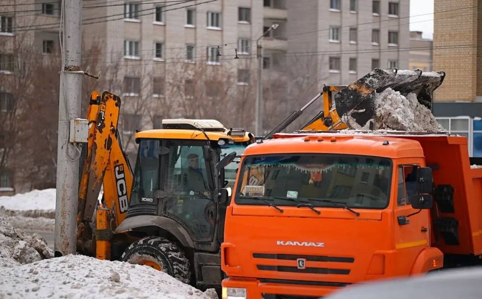 В Чебоксарах сугробы разгребают более 120 спецмашин