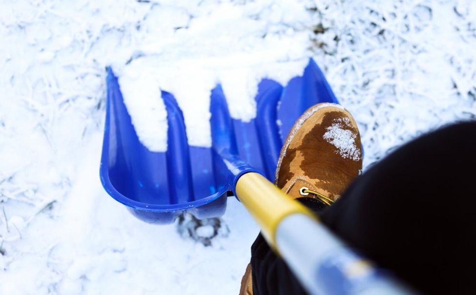 В Новочебоксарске не хватает дворников: снег убирать просто некому
