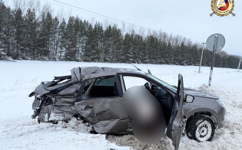 В Комсомольском округе в ДТП с грузовиком погибла водитель "Гранты"