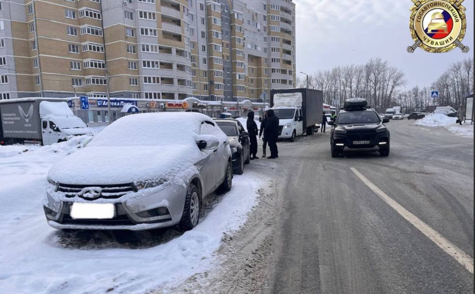 В Чебоксарах штрафуют автомобилистов, паркующихся на проезжей части В Чебоксарах штрафуют автомобилистов, паркующихся на проезжей части