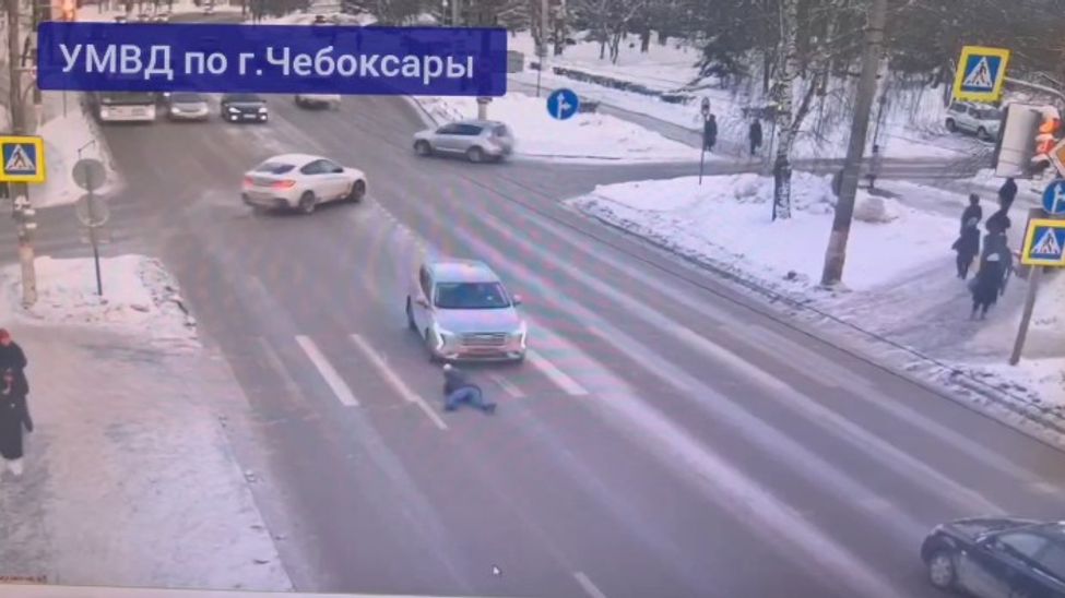 В Чебоксарах  сбили девушку, перебегавшую дорогу по "зебре"