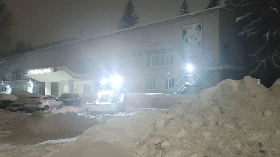 В Новочебоксарске в ночную смену на уборку снега выходит спецтехника