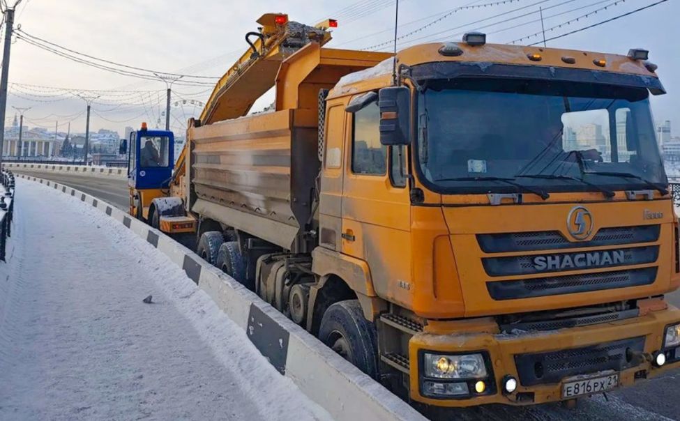 На улицах Чебоксар убирают снег 136 единиц техники