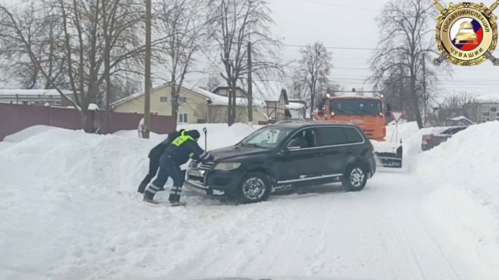 В Чувашии ГАИ помогает водителям на заснеженных дорогах