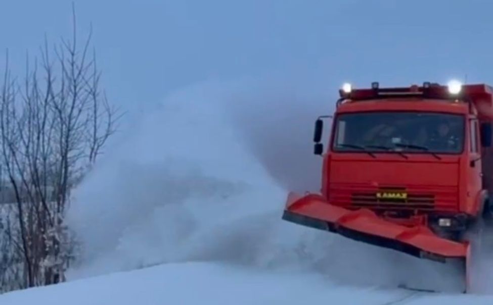 На дороги Чувашии на борьбу со снежной стихией вывели 380 спецмашин
