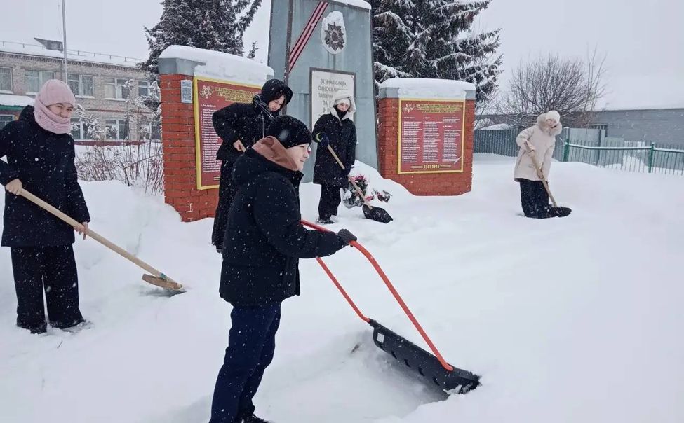 В Чувашии школьники расчищают от сугробов военные монументы В Чувашии школьники расчищают от сугробов военные монументы