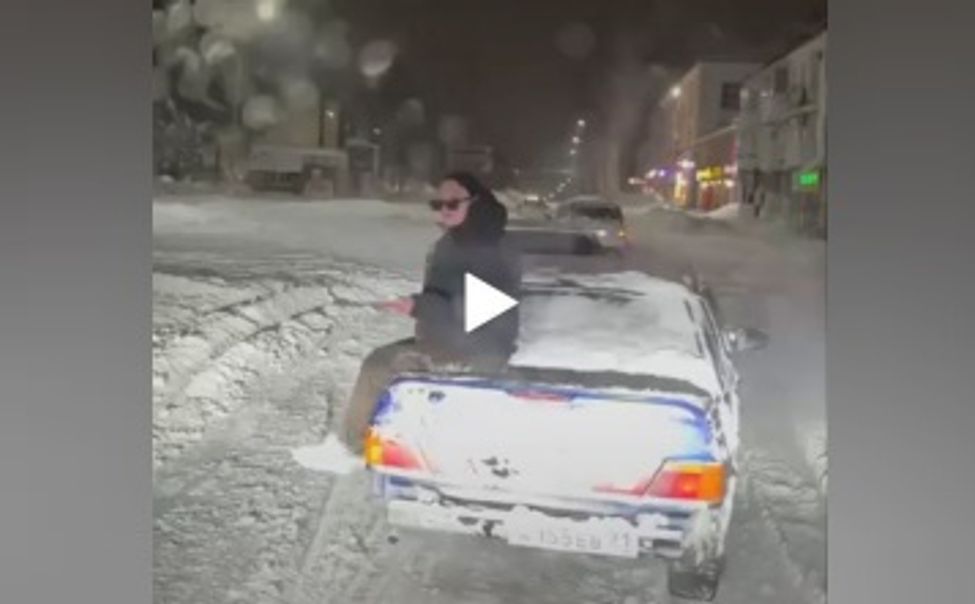 ГАИ не понравились покатушки девушки на багажнике "Лады" ГАИ не понравились покатушки девушки на багажнике "Лады"